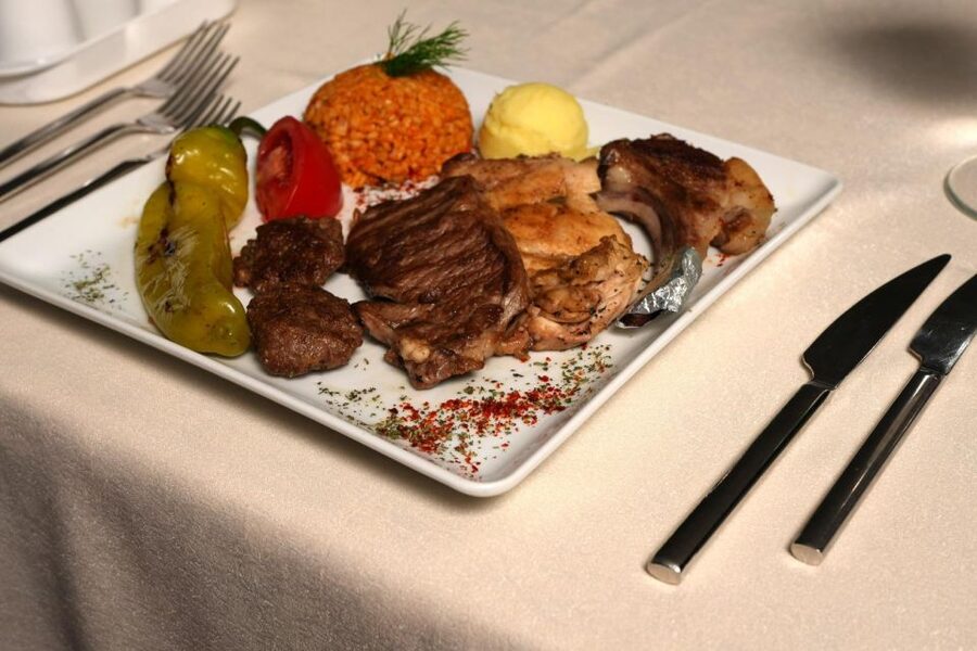 Istanbul: Pasha Istanbul Dinner Cruise - The 3-course dinner: what to expect and how to make it better