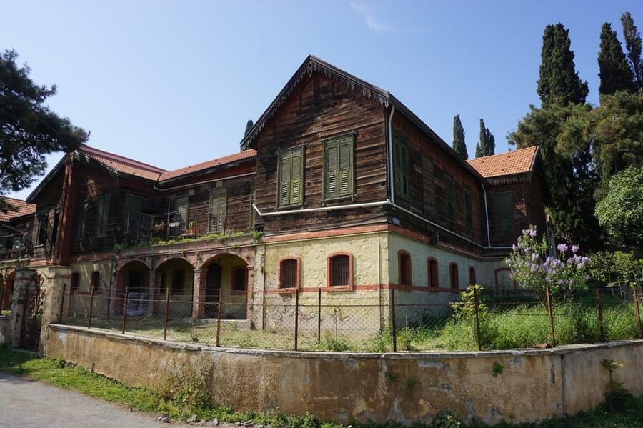 Istanbul Princes island Tour visiting 2 island - Getting out of Istanbul: private boat cruising on the Marmara Sea