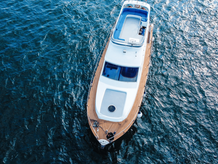 Istanbul: Private Bosphorus Tour On Luxury Yacht - Üsküdar and Maiden’s Tower: the most instantly recognizable scene