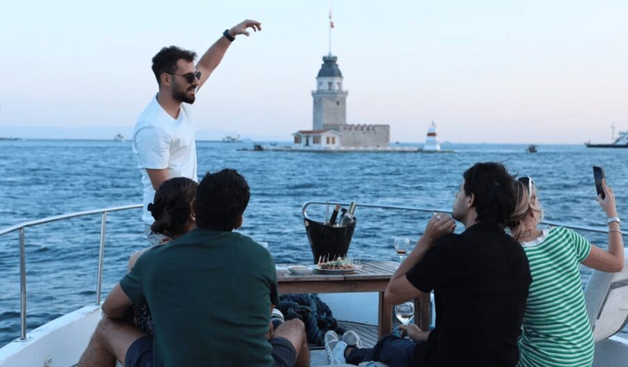 Istanbul: Small Group Yacht Tour with Unlimited Wine - Rumeli Fortress, Küçüksu Palace, and Beylerbeyi Views From the Water