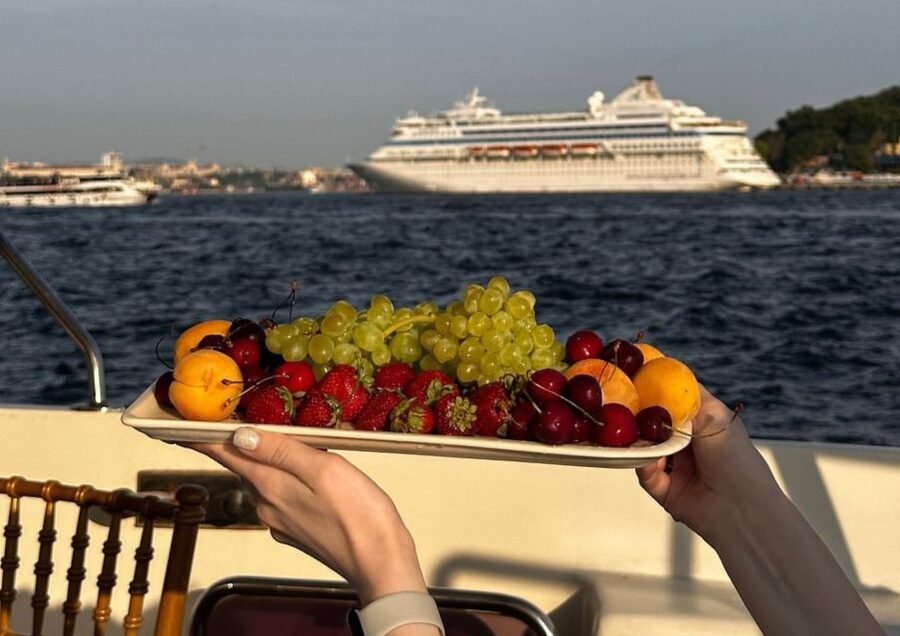 Istanbul: Sunset or Day Small-Group Yacht Cruise with Snacks - Snacks and Drinks: More Than a Token Bite