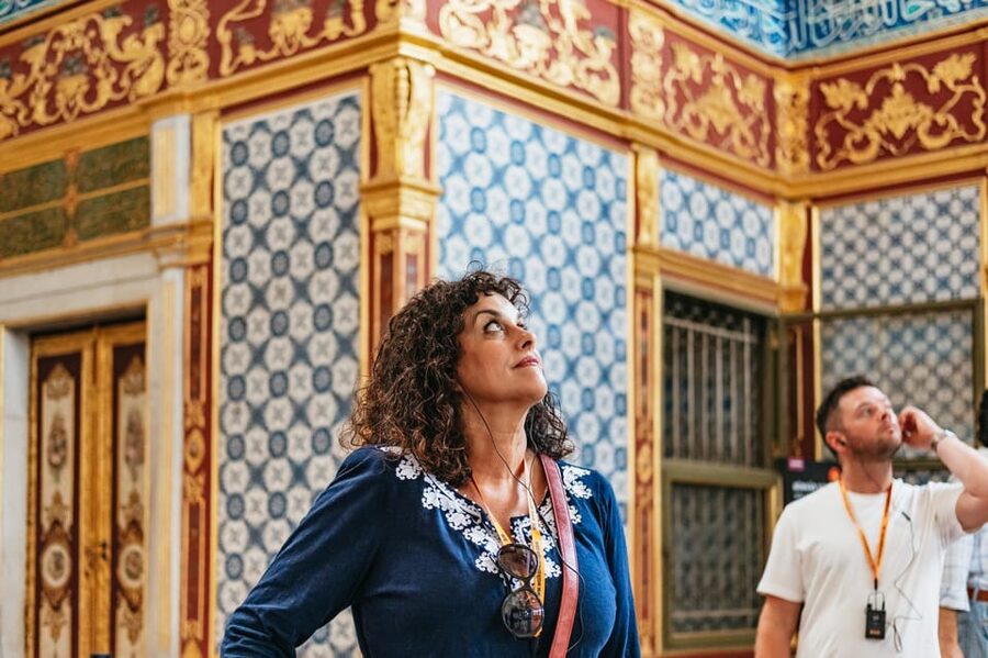 Istanbul: Topkapi Palace and Harem Guided Tour with Ticket - Palace End Points: Sacred Relics and Imperial Kitchens