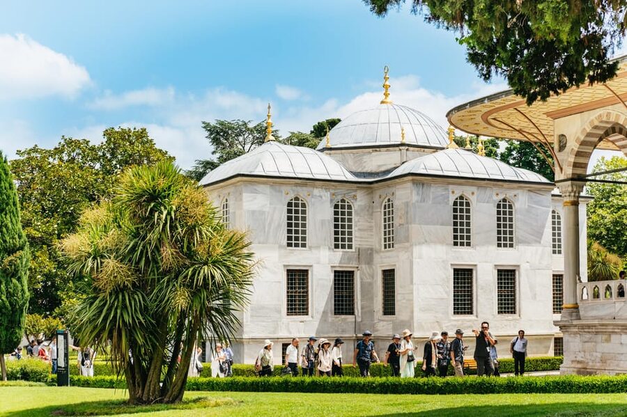Istanbul: Topkapi Palace and Harem Guided Tour with Ticket - Headsets and Group Pace: Why the Experience Feels Manageable