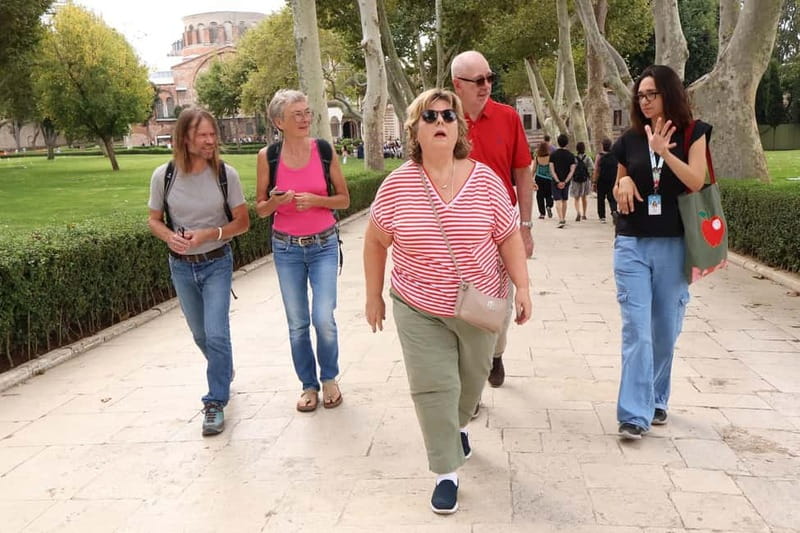 Istanbul: Topkapi Palace and Harem Museum Tour with Ticket - Topkapi courtyards, gardens, and photo stops: when to slow down