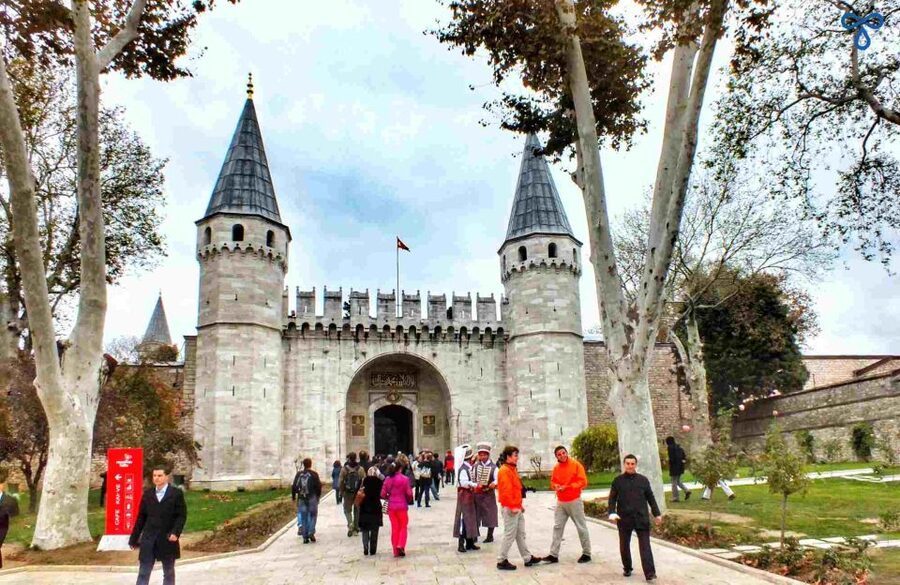 Istanbul: Topkapi Palace Guided Tour - Treasury-style highlights: crystal, silver, porcelain, and royal regalia