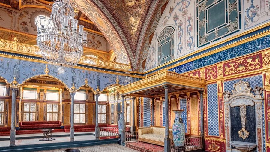 Istanbul: Topkapi Palace Guided Tour w/ Skip-the-Ticket-Line - Where to meet behind the Blue Mosque Tram Stop