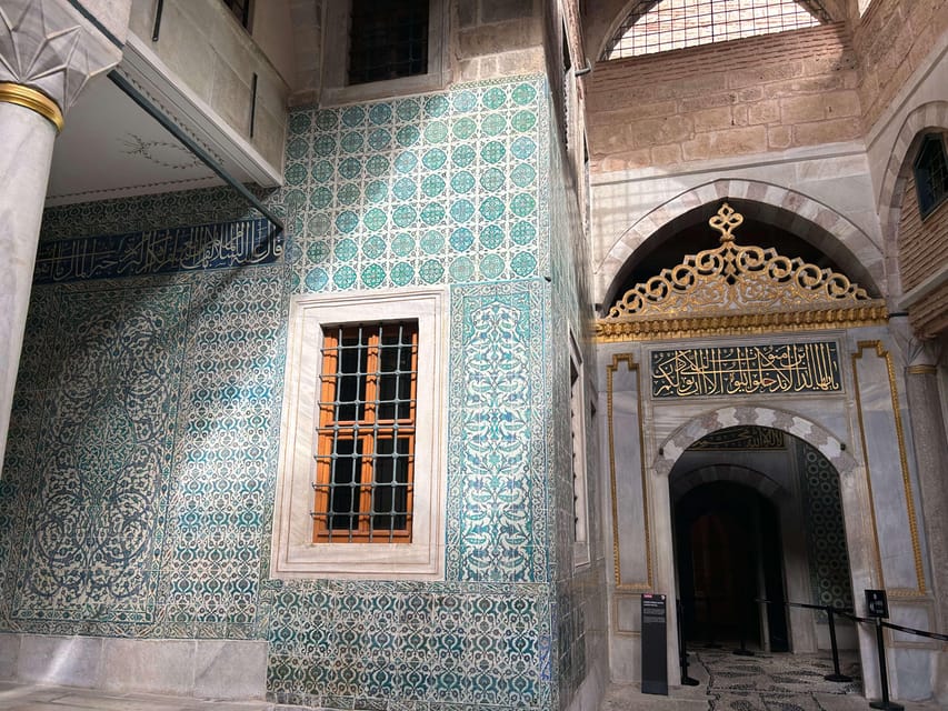 Istanbul: Topkapi Palace & Harem Museum Ticket & Audio Guide - Harem Museum logistics: stay with the host or you lose entry