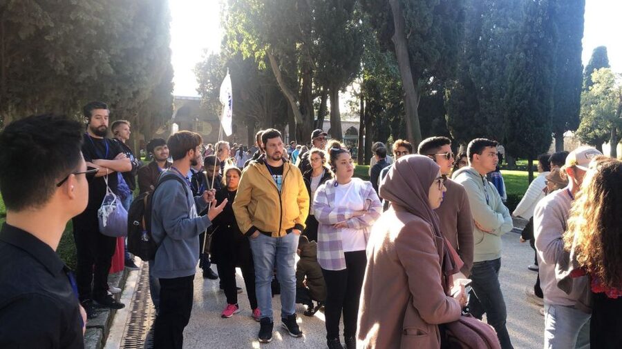 Istanbul: Topkapi Palace Skip-the-Line Ticket & Guided Tour - Where to meet your guide: Fountain of Sultan Ahmed III details that save time
