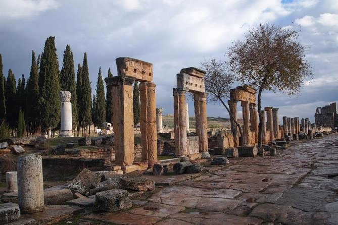 Pamukkale Day Tour From Istanbul /w flight - Lunch at a traditional Turkish restaurant: plan for the midday reset