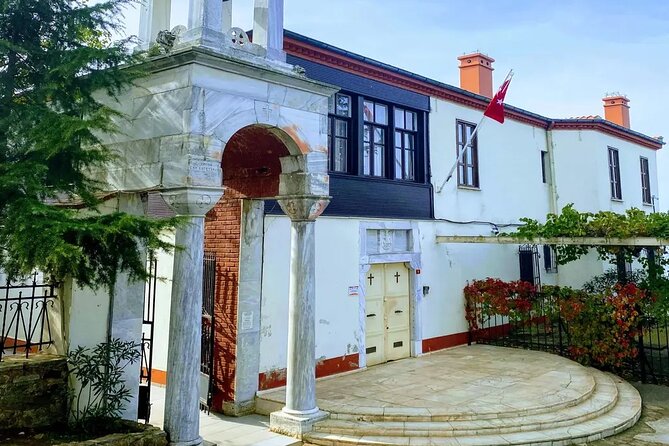 Private Princes' Islands Tour - Entering the Princes’ Islands, with history talk and Turkish tea