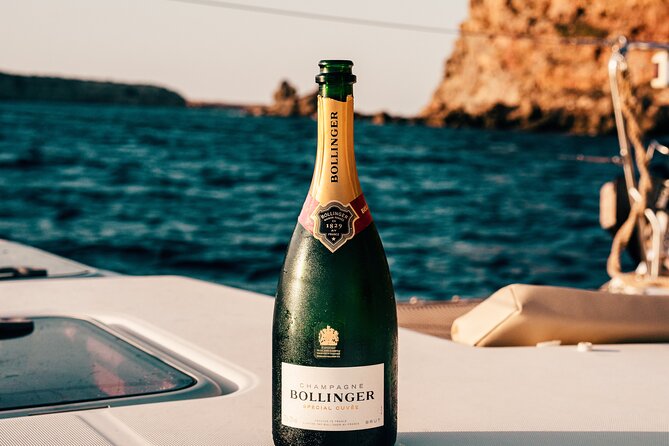 Private Yacht Voyage : Music, Wine & Snacks for Groups - What’s Included On Board: Snacks, Coffee or Tea, and Music