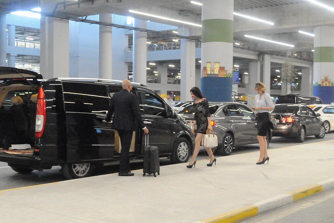 Sabiha Gokcen Airport Transfer - One Way - The Ride in Istanbul Traffic: AC, WiFi, and Water