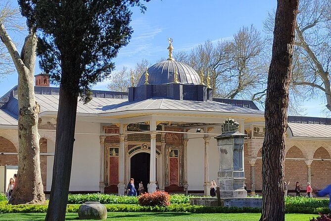 Skip Lines with Local Tour Guide Taha - Topkapi Palace and the Harem: moving from public space to power
