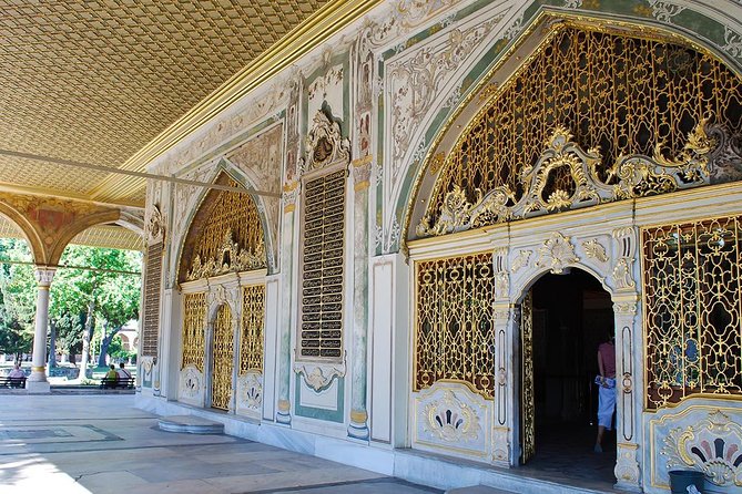 Small Group Istanbul Full-Day Shore Excursion: Hagia Sophia, Topkapi Palace, Blue Mosque, Hippodrome and Grand Bazaar - Topkapi Palace Museum: 2 Hours With Porcelain and Holy Relics, No Harem Included