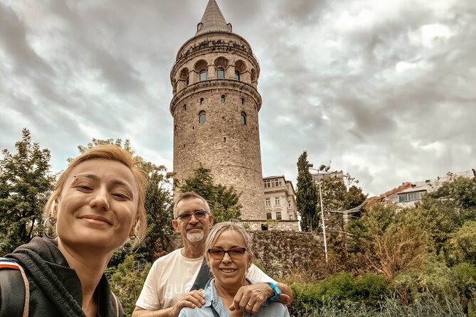 Strolling Through Istanbul's Artistic Streets - The Neighborhood Shift: How the Cihangir Hour Changes the Tone