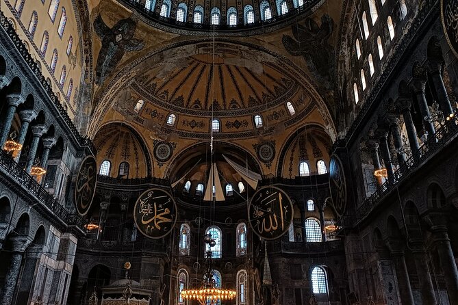 Suleyman's magnificent path: Mosques and Bazaars Tour - Starting at the Column of Constantine (Çemberlitaş): the Byzantine setup