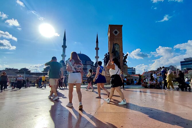 Taksim to Galata Walking Tour: Secret Passages & Local Hangouts - Guides, Group Size, and Why This Tour Gets 5 Stars