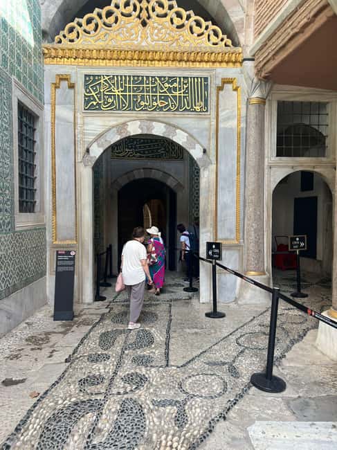 Topkapi Palace & Harem, Skip-the-Line Entry with SMALL GROUP - The guide and small-group pace: what makes it feel smoother