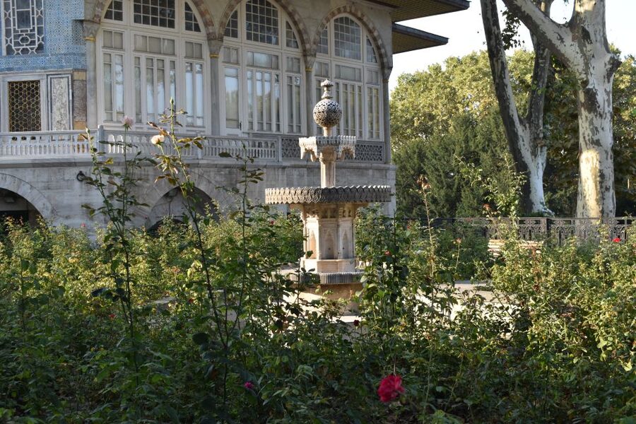 Topkapi Palace Tour: Scenes of the Ottoman Empire - Arriving at the Right Spot in Sultanahmet